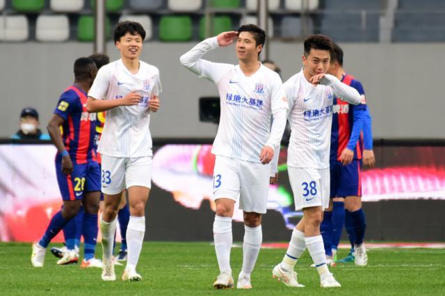 搜狐体育-【中超】赵明剑任意球破门 青岛0比1负申花形势危急